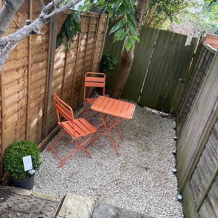 Super Convenient For Central London - Large 2 Double Bed Apartment 30 Seconds Walk To Platform Train Station And 19 Mins To London Waterloo Экстерьер фото