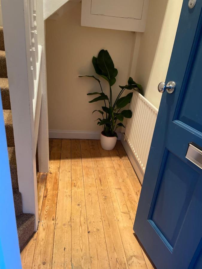 Super Convenient For Central London - Large 2 Double Bed Apartment 30 Seconds Walk To Platform Train Station And 19 Mins To London Waterloo Экстерьер фото