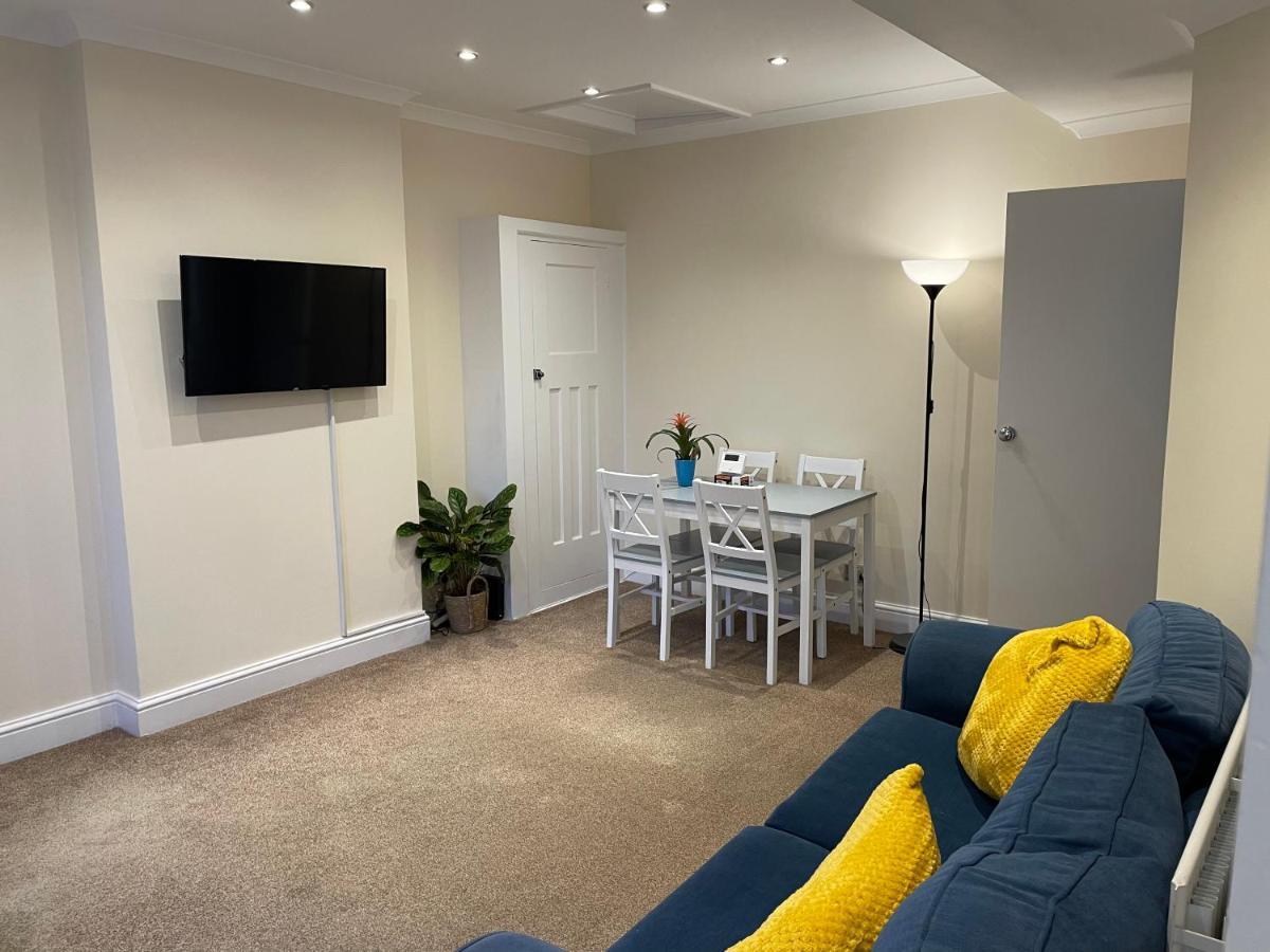 Super Convenient For Central London - Large 2 Double Bed Apartment 30 Seconds Walk To Platform Train Station And 19 Mins To London Waterloo Экстерьер фото