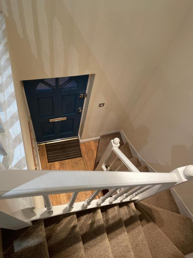 Super Convenient For Central London - Large 2 Double Bed Apartment 30 Seconds Walk To Platform Train Station And 19 Mins To London Waterloo Экстерьер фото