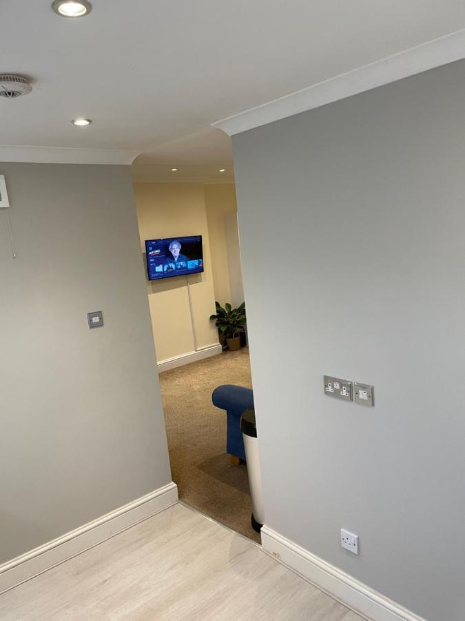 Super Convenient For Central London - Large 2 Double Bed Apartment 30 Seconds Walk To Platform Train Station And 19 Mins To London Waterloo Экстерьер фото