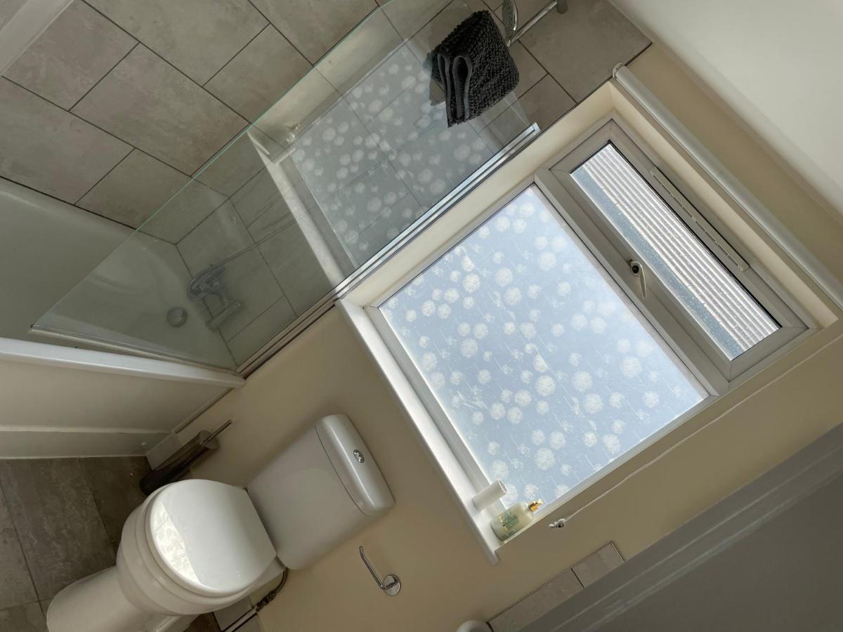 Super Convenient For Central London - Large 2 Double Bed Apartment 30 Seconds Walk To Platform Train Station And 19 Mins To London Waterloo Экстерьер фото