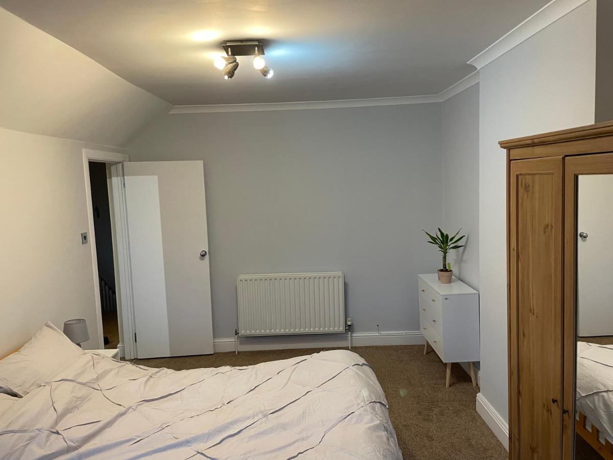 Super Convenient For Central London - Large 2 Double Bed Apartment 30 Seconds Walk To Platform Train Station And 19 Mins To London Waterloo Экстерьер фото